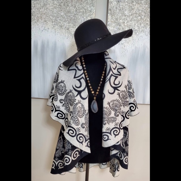 Reversible Shawl Black And White. Beautiful Cape - Picture 2 of 5